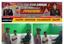 Sinergitas TNI-Polri Kawal Penyaluran Beras, Pastikan Tepat Sasaran dan Berjalan AmanKUNINGAN – Dalam upaya menjaga ketahanan pangan sekaligus memastikan ketersediaan kebutuhan pokok masyarakat, jajaran kepolisian bersama TNI terus melakukan pengawasan terhadap kegiatan penyaluran beras di wilayah Kabupaten Kuningan.Kegiatan tersebut juga menjadi bentuk sinergitas TNI-Polri dalam memberikan pelayanan dan memastikan proses distribusi bahan pangan berlangsung aman, tertib, serta tepat sasaran.Dalam kegiatan di lapangan, petugas terlihat berkoordinasi dengan masyarakat sekaligus melakukan pengecekan terhadap beras yang telah dikemas dalam karung. Pengawasan dilakukan untuk memastikan kualitas dan proses penyaluran berjalan sesuai ketentuan.Kapolres Kuningan AKBP Bellen Anggara Pratama, S.I.K., M.H. menekankan pentingnya kehadiran Polri dalam setiap kegiatan yang berkaitan langsung dengan kebutuhan masyarakat.“Polri akan terus bersinergi dengan TNI dan seluruh stakeholder dalam menjaga stabilitas keamanan serta mendukung program pemerintah, termasuk dalam bidang ketahanan pangan dan pemenuhan kebutuhan pokok masyarakat.”Menurutnya, sinergitas dan koordinasi di lapangan merupakan bagian dari upaya menciptakan situasi yang aman dan kondusif sekaligus memberikan rasa nyaman kepada masyarakat.Kegiatan berlangsung dengan aman, tertib dan lancar. Kehadiran personel TNI-Polri diharapkan dapat memberikan jaminan keamanan serta memperkuat kepercayaan masyarakat terhadap pelayanan aparat.Langkah tersebut sejalan dengan semangat Polri Presisi: Adaptif, Responsif, Kolaboratif dan Solutif, serta komitmen Polres Kuningan dalam memberikan pelayanan terbaik kepada masyarakat.