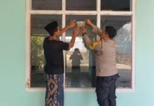 Bhabinkamtibmas Polsek Ciawigebang Sosialisasikan Layanan Polisi 110 dan Polres Kuningan BAGEUR di Ponpes Al Ma’muroh