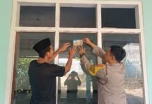 Bhabinkamtibmas Polsek Ciawigebang Pasang Stiker Layanan Polisi 110 dan Polres Kuningan BAGEUR di Ponpes Al Ma’muroh