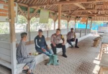 Patroli KRYD Siang Hari, Bhabinkamtibmas Polsek Ciawigebang Sambangi Warga Desa Geresik