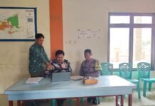 Bhabinkamtibmas Desa Mekarjaya Sambangi Perangkat Desa, Pantau Perkembangan Kamtibmas