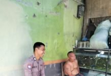 Melalui Sambang Door to Door, Bhabinkamtibmas Polsek Ciawigebang Tingkatkan Kedekatan dengan Warga Desa Karangkamulyan