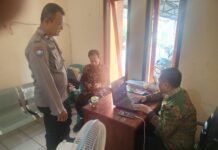 Bhabinkamtibmas Polsek Ciawigebang Sambangi Perangkat Desa Suganangan, Pantau Perkembangan Kamtibmas