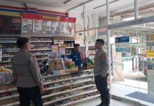Patroli Polsek Cidahu Polres Kuningan Sambangi Pertokoan Indomaret Desa Cidahu