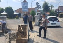 Anggota Patroli Polsek Cidahu Monitoring Pembangunan/Renovasi Masjid di wilayah Kecamatan Cidahu Kabupaten Kuningan