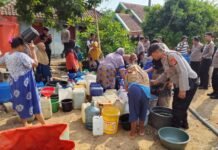 Polres Kuningan Salurkan Bantuan Air Bersih untuk Warga Desa CihanjaroKUNINGAN – Sebagai bentuk kepedulian dan kehadiran Polri di tengah masyarakat, Kapolres Kuningan bersama jajaran Polres Kuningan menyalurkan bantuan air bersih kepada warga Desa Cihanjaro, Kecamatan Karangkancana, Kabupaten Kuningan, Jumat (4/9/2026).