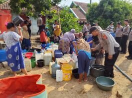 Polres Kuningan Salurkan Bantuan Air Bersih untuk Warga Desa CihanjaroKUNINGAN – Sebagai bentuk kepedulian dan kehadiran Polri di tengah masyarakat, Kapolres Kuningan bersama jajaran Polres Kuningan menyalurkan bantuan air bersih kepada warga Desa Cihanjaro, Kecamatan Karangkancana, Kabupaten Kuningan, Jumat (4/9/2026).