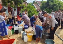 Polres Kuningan Salurkan Bantuan Air Bersih untuk Warga Desa CihanjaroKUNINGAN – Sebagai bentuk kepedulian dan kehadiran Polri di tengah masyarakat, Kapolres Kuningan bersama jajaran Polres Kuningan menyalurkan bantuan air bersih kepada warga Desa Cihanjaro, Kecamatan Karangkancana, Kabupaten Kuningan, Jumat (4/9/2026).
