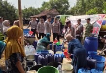 Polres Kuningan Salurkan Bantuan Air Bersih, Wujud Kepedulian Polri kepada MasyarakatKUNINGAN – Polres Kuningan melaksanakan kegiatan penyaluran bantuan air bersih kepada masyarakat sebagai bentuk kepedulian dan pelayanan Polri di tengah kebutuhan air bersih yang dirasakan warga.