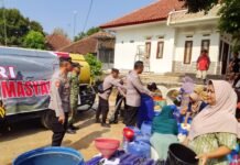 Kemarau Panjang, Polres Kuningan Salurkan Bantuan Air Bersih untuk Warga Desa CihanjaroKUNINGAN – Akibat kemarau panjang yang melanda wilayah Kabupaten Kuningan, warga Desa Cihanjaro, Kecamatan Karangkancana, mengalami kesulitan mendapatkan air bersih untuk memenuhi kebutuhan sehari-hari.