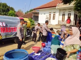 Kemarau Panjang, Polres Kuningan Salurkan Bantuan Air Bersih untuk Warga Desa CihanjaroKUNINGAN – Akibat kemarau panjang yang melanda wilayah Kabupaten Kuningan, warga Desa Cihanjaro, Kecamatan Karangkancana, mengalami kesulitan mendapatkan air bersih untuk memenuhi kebutuhan sehari-hari.