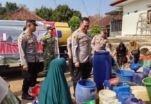 Polres Kuningan Salurkan Bantuan Air Bersih untuk Warga Desa CihanjaroKUNINGAN – Sebagai bentuk kepedulian dan upaya mendekatkan diri kepada masyarakat, Polres Kuningan menyalurkan bantuan air bersih kepada warga yang membutuhkan di Desa Cihanjaro, Kecamatan Karangkancana, Kabupaten Kuningan, Jumat (4/9/2026).