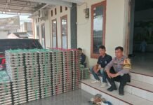 Polri Hadir, Bhabinkamtibmas Desa Ciawilor Kawal Penyaluran Makan Bergizi Gratis