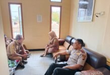 Ipda Lukman Hakim Bersama Bhabinkamtibmas Laksanakan Silaturahmi Kamtibmas dengan Kepala Desa dan Perangkat Desa Mekarjaya, Perkuat Sinergitas dalam Menjaga Harkamtibmas di Wilayah Kecamatan Pancalang