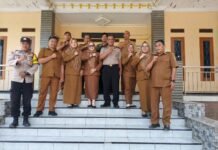 Kapolsek Pancalang Ipda Lukman Hakim Bersama Bhabinkamtibmas Laksanakan Silaturahmi Kamtibmas dengan Kepala Desa dan Perangkat Desa Mekarjaya, Perkuat Sinergitas dalam Menjaga Harkamtibmas