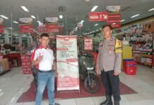 Patroli Dialogis, Bhabinkamtibmas Polsek Ciawigebang Sambangi Toserba Fajar, Sampaikan Imbauan Kamtibmas