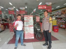 Patroli Dialogis, Bhabinkamtibmas Sambangi Toserba Fajar Ciawigebang, Sampaikan Imbauan Kamtibmas