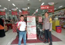Patroli Dialogis, Bhabinkamtibmas Polsek Ciawigebang Sambangi Toserba Fajar