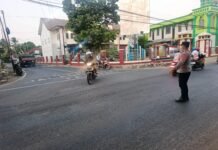 Personil Polsek Cidahu melaksanakan kegiatan pengaturan lalu lintas