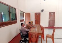 Bhabinkamtibmas Desa Kadurama Koordinasi dengan Kepala Desa untuk Cegah Karhutla