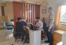 Hadir di Tengah Masyarakat, Bhabinkamtibmas Polsek Ciawigebang Dampingi Pelayanan Warga di Kantor Desa Mekarjaya