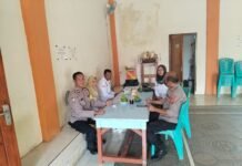 Kapolsek Ciawigebang Polres Kuningan Jalin Silaturahmi Kamtibmas dengan Perangkat Desa Sukaraja