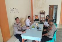 Pererat Sinergitas, Kapolsek Ciawigebang Polres Kuningan Sambangi Perangkat Desa Mekarjaya