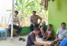 Bhabinkamtibmas Polsek Ciawigebang Sambang Warga Desa Mekarsari, Sampaikan Himbauan Pencegahan Karhutla