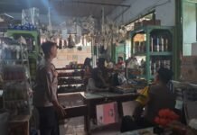 Tingkatkan Sinergi, Patroli Polsek Cidahu Sambangi Toko Bangunan