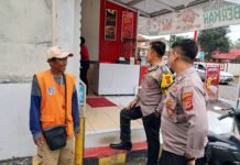 Jalin Kedekatan, Patroli Polsek Cidahu Sambangi Petugas Parkir Desa Cidahu