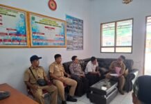 Anggota Reskrim dan Bhabinkamtibmas Polsek Cidahu Himbau Perangkat Desa Kelola Anggaran Secara Transparan