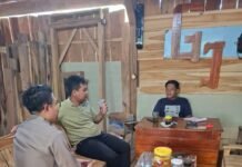 Anggota Reskrim dan Bhabinkamtibmas Polsek Cidahu Himbau Pengusaha Kayu Taati Aturan Tebang Resmi di Perhutani