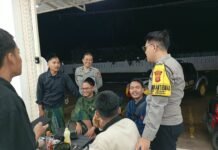 Patroli Polsek Cidahu Sambangi remaja yang sedang nongkrong di Desa Cieurih