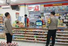 Patroli Polsek Cidahu Sambangi objekvital pertokoan Indomaret Desa Cieurih