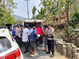Personel Polsek Ciwaru Hadiri Pemakaman Personel Polres Cirebon