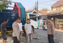 Polsek Cidahu Cek TKP Laka lantas di jalan raya desa Cikeusik