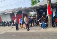Kapolsek Ciawigebang Polres Kuningan Pimpin Pengamanan Nobar Persija vs Persib di Coffee Koka