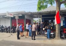 Ciptakan Suasana Kondusif, Kapolsek Ciawigebang Polres Kuningan Pimpin Pengamanan Nobar Persija vs Persib di Coffee Koka