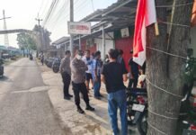 Kapolsek Hadir Amankan Antusiasme Warga Saksikan Laga Persija vs Persib di Ciawigebang