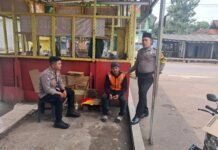 Perkuat Sinergi, Patroli Polsek Cidahu Sambangi Tukang Parkir di Desa Cidahu