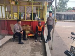 Perkuat Sinergi, Patroli Polsek Cidahu Sambangi Tukang Parkir di Desa Cidahu