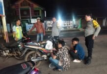 Sambangi remaja yang sedang nongkrong di Desa Cidahu