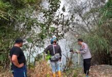 Kapolsek Cidahu Bantu Padamkan Api Kebakaran Lahan di Desa Legok Bersama Unit Damkar Kabupaten Kuningan