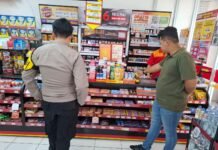 Anggota Reskrim dan Bhabinkamtibmas Polsek Cidahu Himbau Alfamart Teliti Cek Tanggal Kadaluarsa Barang