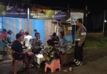 Unit Patroli Polsek Pancalang Laksanakan Patroli Dialogis dan Sampaikan Imbauan Kamtibmas kepada Warga Desa Tenjolayar untuk Antisipasi Gangguan Kamtibmas