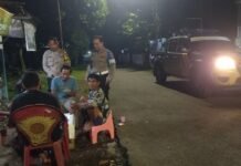 Patroli Polsek Pancalang Laksanakan Patroli Dialogis dan Sampaikan Imbauan Kamtibmas kepada Warga Desa Tenjolayar untuk Antisipasi C3 dan Gangguan Kamtibmas