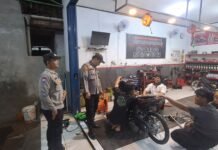 Cegah Gangguan Kamtibmas, Patroli Polsek Cidahu Sambangi Bengkel Motor di Desa Kalimanggiswetan