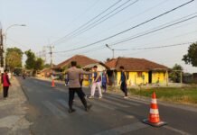 Anggota Polsek Pancalang Laksanakan PH Pagi dan Pengaturan Lalu Lintas di Tiga Titik Sekolah, Wujudkan Kamseltibcarlantas dan Ciptakan Kondisi Aman bagi Pelajar
