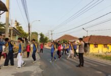 Personil Polsek Pancalang Laksanakan PH Pagi dan Pengaturan Lalu Lintas di Tiga Titik Sekolah, Wujudkan Kamseltibcarlantas dan Ciptakan Kondisi Aman
