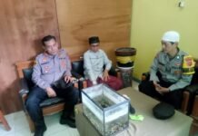 Bhabinkamtibmas Desa Jatimulya Bripka A. Fauzi dari Polsek Cidahu Polres Kuningan Bersama Kapolsek Sambangi Toga Desa Jatimulya Kec. Cidahu Kab. Kuningan untuk Tatap Muka dan Sampaikan Himbauan Kamtibmas